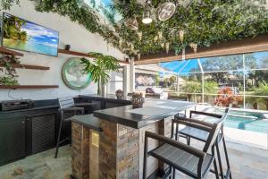 Luxury Canal-Front Home with Heated Pool Spa Bicycles