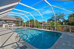 Luxury Canal-Front Home with Heated Pool Spa Bicycles