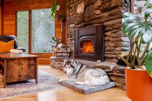 MapleCastle == HotTub, RiverSide, IndoorHummock, FirePlace, BackYard