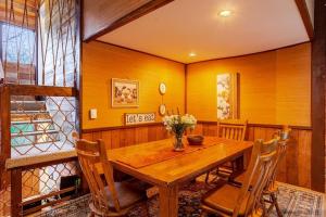 MapleCastle == HotTub, RiverSide, IndoorHummock, FirePlace, BackYard