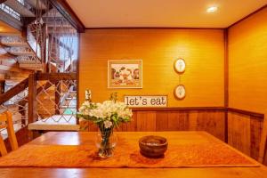 MapleCastle == HotTub, RiverSide, IndoorHummock, FirePlace, BackYard