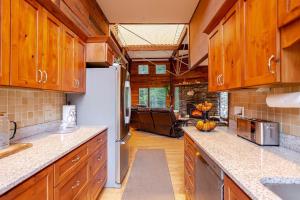 MapleCastle == HotTub, RiverSide, IndoorHummock, FirePlace, BackYard