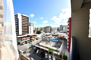 Flat 100 metros da praia, com varanda, piscina, ar condicionado, muito bem localizado