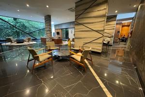 Flat 100 metros da praia, com varanda, piscina, ar condicionado, muito bem localizado