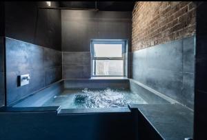 The Luxury Abingdon Apartments - Includes Hot Tub and Jet Bath