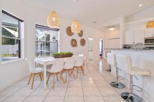 Oasis Heated Pool Spa Fenced Yard Bicycles