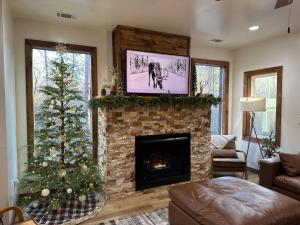 Modern Luxe Cabin! River Fun, Deer, Pool & Firepit