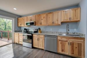 12 Mi to Downtown Winston-Salem Apt with Balcony!