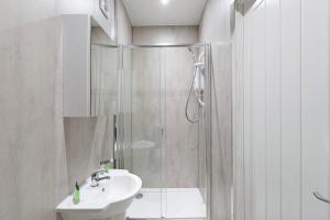 New! 4BR in Durham Road