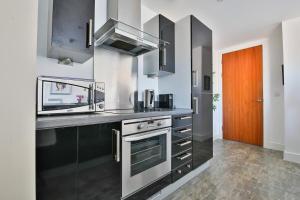 Just Stay Wales – 1 Bed Skyline Apartment, Meridian Tower
