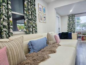 The Ruby - Hot Tub - King beds - Close to LMC