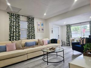 The Ruby - Hot Tub - King beds - Close to LMC