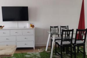 Apartment - Sleeps 5 - Parking - Station Close