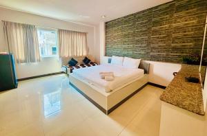 Ree- Riverside hotel