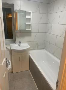 2 Bedroom House - Sleeps 5 - Free Parking Wifi