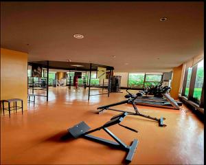 Bayfront Suite in Pasay Near NAIA Terminal, PICC, Star City, MOA and US Embassy - Pet-Friendly, Wi-Fi & Netflix, Free Swimming Pool, Sauna, Work from Home Ready