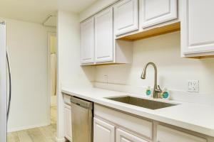 Condo 1 Mi to South Mountain Park! Unwind Poolside