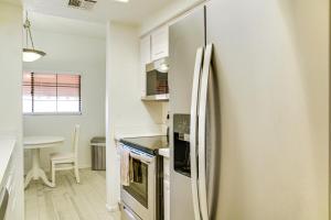 Condo 1 Mi to South Mountain Park! Unwind Poolside