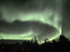 Moderni puuhuvila erämaan reunalla Kiilopäällä