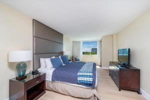 Amazing Intracoastal Views - Walk to the Beach!