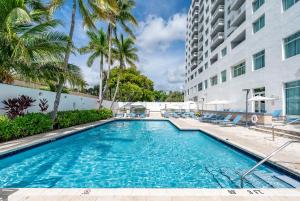 Amazing Intracoastal Views - Walk to the Beach!