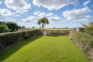 Olive Quay Cottage - Rustic elegance, big country garden Norfolk coast