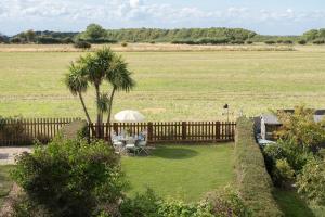 Olive Quay Cottage - Rustic elegance, big country garden Norfolk coast