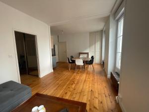 Appartement lumineux avec cour privée 2 chambres 6 personnes plein centre
