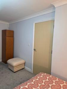 Essex desk chair Free parking WiFi x3