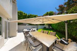 12 Mi to Disneyland! Sleek Suburban Home