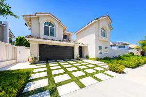 12 Mi to Disneyland! Sleek Suburban Home