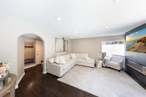 12 Mi to Disneyland! Sleek Suburban Home