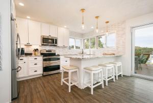 Reel Chill- 4 bedroom home with Dock, Swimspa, Hot tub!
