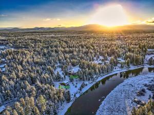 Deschutes Riverfront Retreat - Sleeps 30, Riverfront, HotTub, PoolTable, DiscGolf