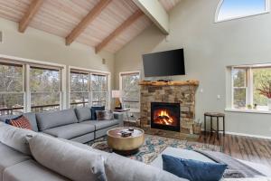 Deschutes Riverfront Retreat - Sleeps 30, Riverfront, HotTub, PoolTable, DiscGolf