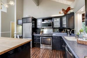 Deschutes Riverfront Retreat - Sleeps 30, Riverfront, HotTub, PoolTable, DiscGolf