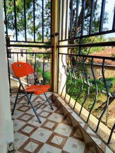 Kofis Cave - 1 bedroom Apartment with Balcony, WIFI, Gym and private Car park near Kisumu Airport
