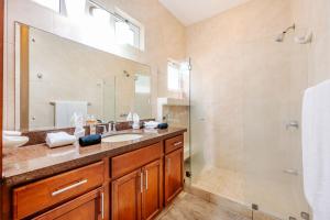 Las Brisas 1-1 3BR Condo Steps to Beach 6 Guests