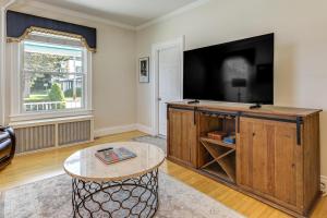 Westerly Apt Steps From Downtown and Beaches Nearby