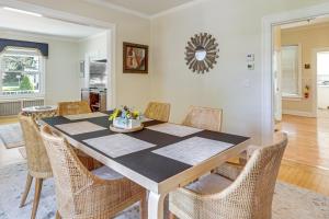 Westerly Apt Steps From Downtown and Beaches Nearby