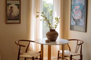 Modern Studio in Beachwood Canyon