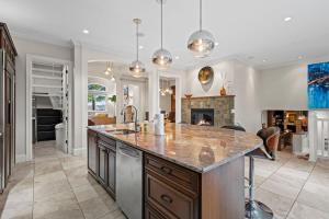 The Villa - Tuscan Bellevue Retreat - Free Parking & EV Port