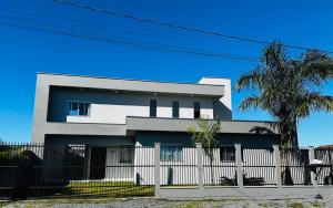 Casa de Praia Nova - com 2 suítes mais 2 quartos mais 2 banheiros sociais Piscina com Aquecimento Solar, churrasqueira e forno a lenha para 8 pessoas ou 4 Casais em São Francisco do Sul