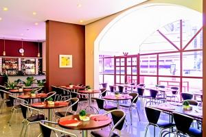 Em frente ao Shopping & Allianz Parque in Hotel