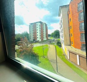 Spacious Room in Cardiff Bay Apartment with Private Bathroom