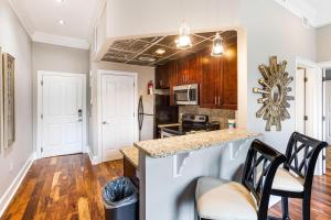 Suites at Bay 2B - Samuel Courtney Suite by Lucky Savannah