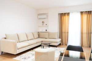 Emma Apartments Central 2BR, 2 Bath & Balcony