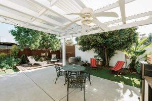 Serene Silver Lake 1 bedroom 1 bathroom Back house With Private Backyard
