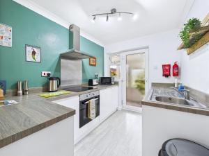 Bijou Abode- bungalow- free private parking and secure cabin