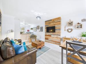 Bijou Abode- bungalow- free private parking and secure cabin